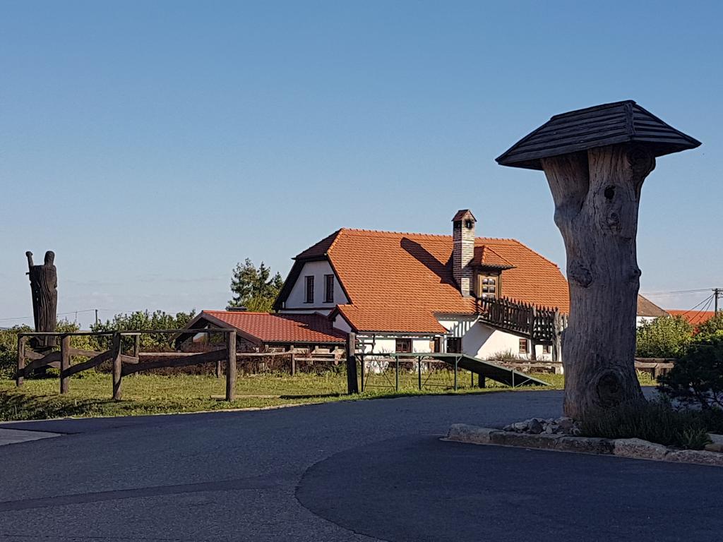 Osada Havranu Hotel Hnanice  Bagian luar foto
