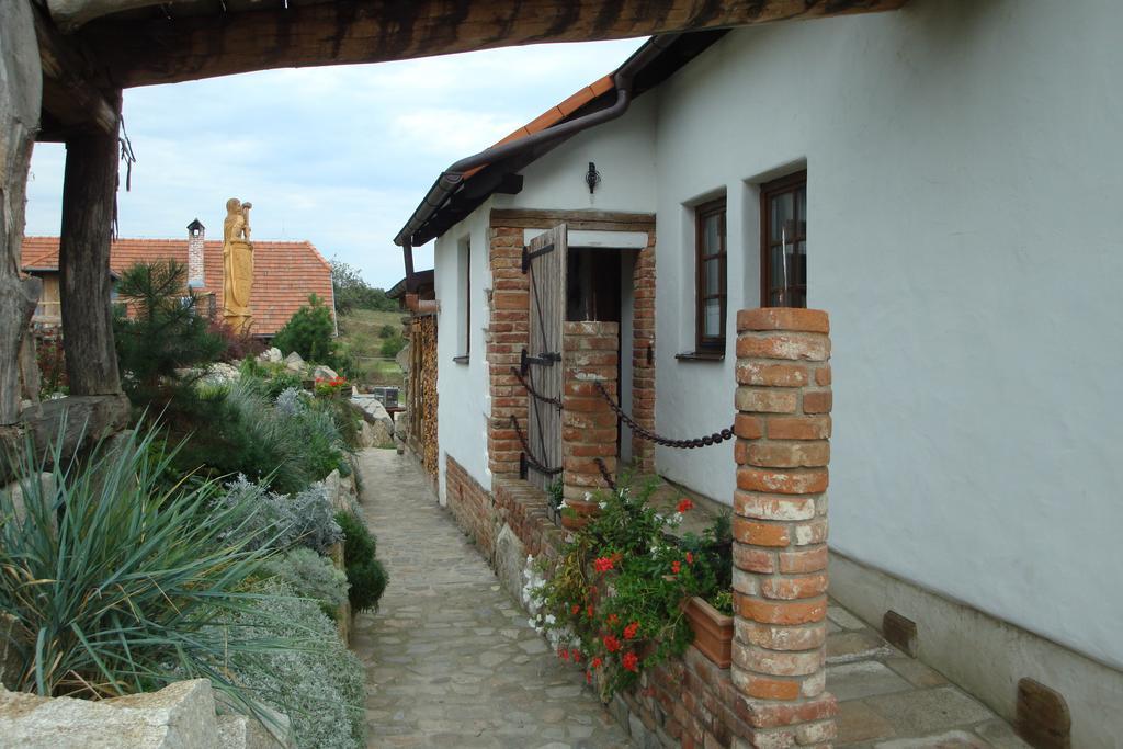Osada Havranu Hotel Hnanice  Bagian luar foto