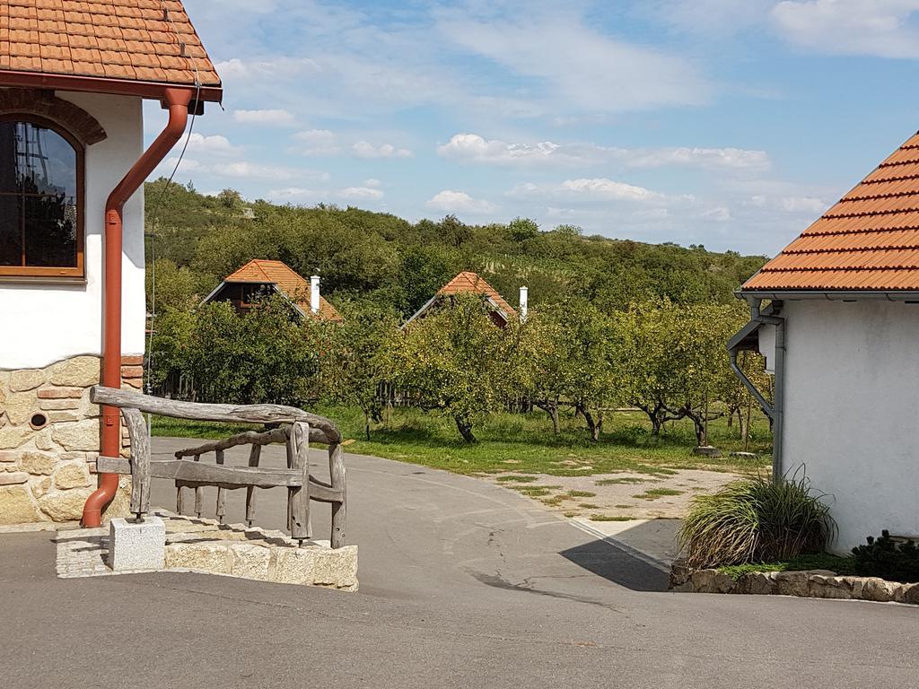 Osada Havranu Hotel Hnanice  Bagian luar foto