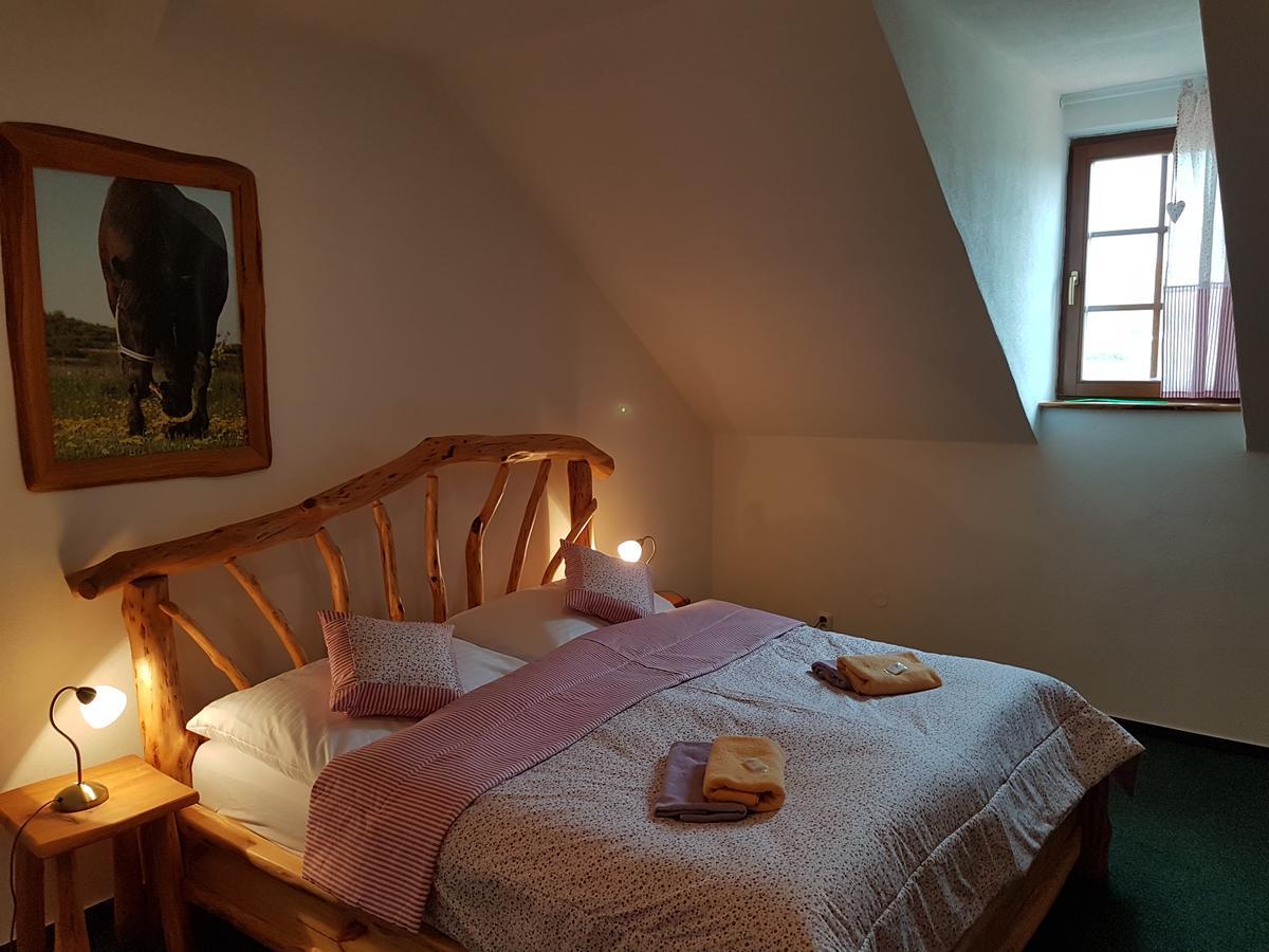 Osada Havranu Hotel Hnanice  Bagian luar foto